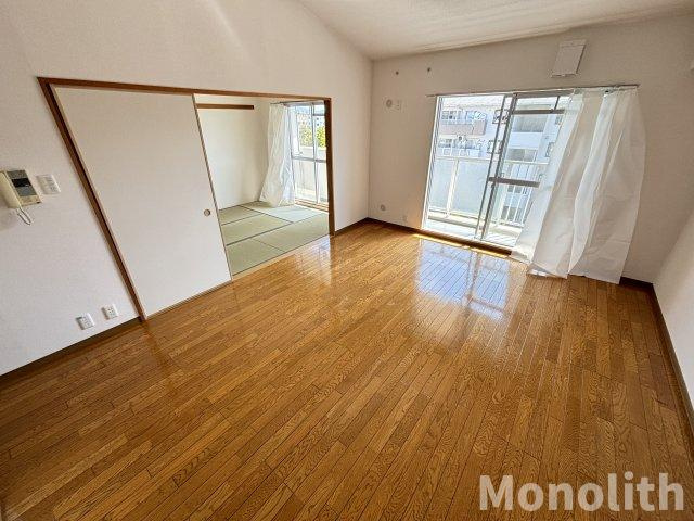 和泉市鶴山台３丁目の賃貸マンションの居間・リビング