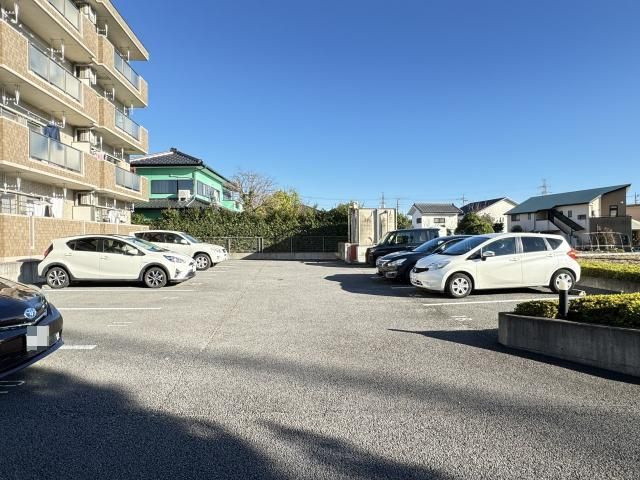 アルバ・フェリーチェの駐車場