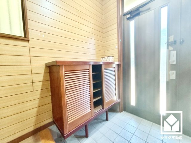 尼崎市大島２丁目の収納|玄関にはシューズボックスを設置。家族の靴もしっかり収納できるので、玄関がいつも片付き、気持ちよくお客様を迎えられます。