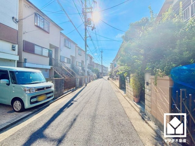 尼崎市大島２丁目の前面道路含む現地写真|阪神本線・武庫川線「武庫川」駅まで徒歩12分、JR東海道本線「立花」駅まで徒歩30分の立地。3路線利用可能で、毎日の通勤・通学だけでなく、休日のお出かけまで利便性に優れています。