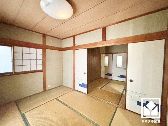 尼崎市大島２丁目の和室|約6帖の1階和室です。陽光がたっぷり差し込む洗練された和室。温かみのある畳のスッキリとしたデザインが、暮らしを心地よく彩ります。