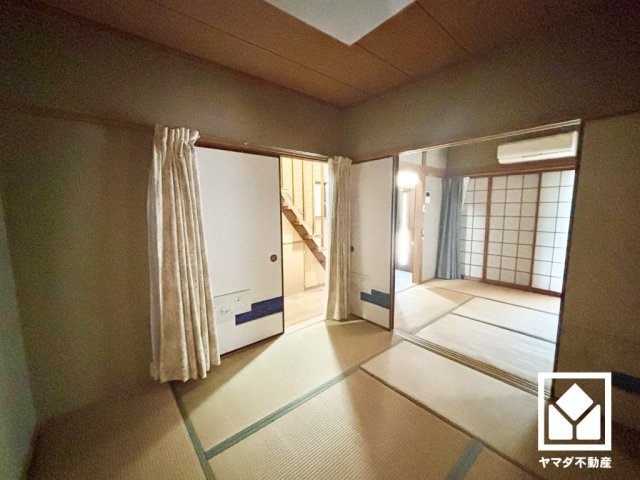 尼崎市大島２丁目の和室|約4.5帖の1階和室です。約6帖の1階和室や廊下からも出入り可能な回遊性のある間取りで、生活動線にも配慮されています。