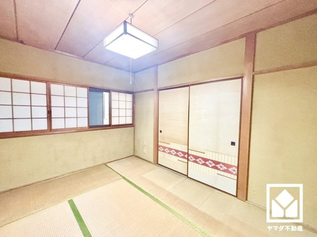 尼崎市大島２丁目の和室|約6帖の2階和室です。畳の香りに包まれる、心落ち着く和の空間。忙しい日常の中で、ほっと一息つける癒しの住まい。