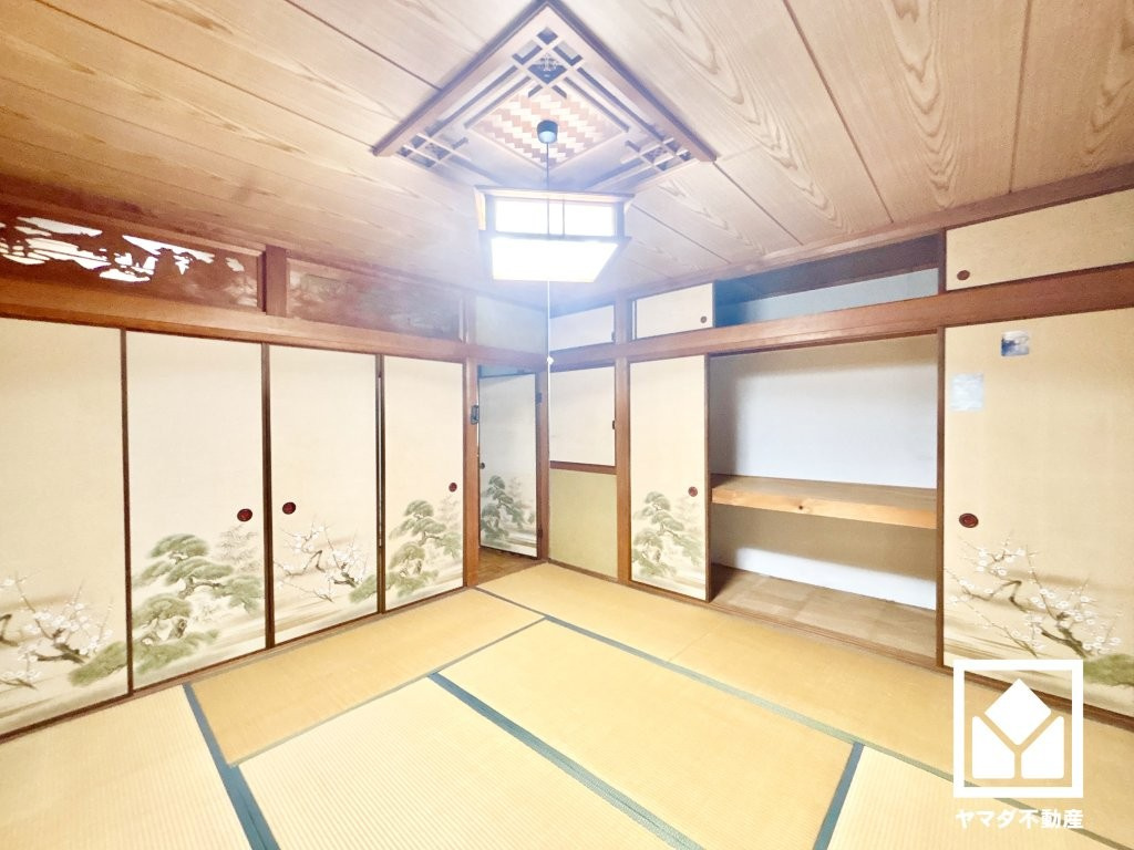 尼崎市大島２丁目の和室|約8帖の2階和室です。ゆとりある居住空間​で、広々お使いいただけます。