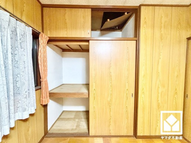 尼崎市大島２丁目の収納|約4.5帖の2階洋室のクローゼットです。幅や奥行きが広めに取られ、天袋も備えているため、収納力があります。お洋服はもちろん、スーツケースなどの大物もしっかり収納できます。