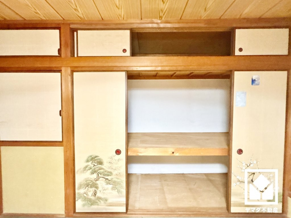 尼崎市大島２丁目の収納|約8帖の2階和室の押入れです。来客用の座布団や寝具、季節の衣類などもすっきり片付きます。