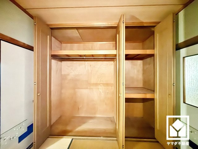 尼崎市大島２丁目の収納|約4.5帖の1階和室のクローゼットです。ハンガーパイプを備えており、収納家具を増やさずに衣類を整理しやすい仕様です。
