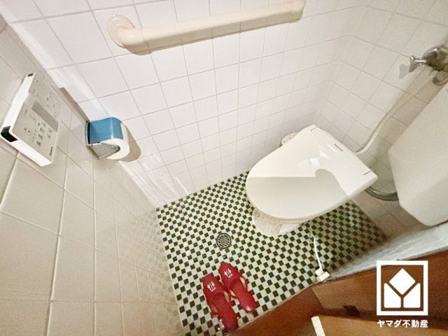 尼崎市大島２丁目のトイレ|明るく清潔感溢れるトイレです。1階・2階の2か所に設置されているので、朝の忙しい時間帯も混雑を避けやすい間取りです。温水洗浄便座付きで、季節を問わずいつでも温かい便座をお使いいただけます。