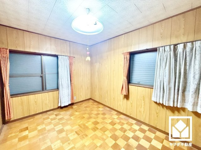 尼崎市大島２丁目の洋室|約4.5帖の2階洋室です。2面採光の窓から明るい光が降り注ぎます。柔らかな光が差し込むお部屋で、快適で落ち着いた生活をお送りいただけます。
