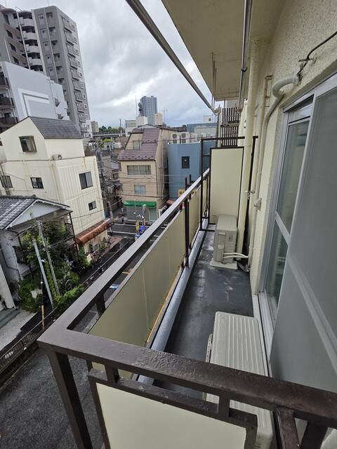 東十条商店街会館のバルコニー