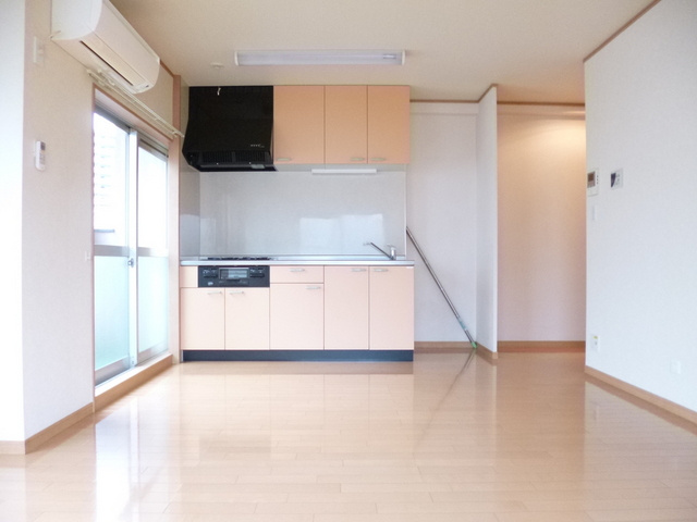 重原マンションの寝室|明るいキッチンのワンルームです♪