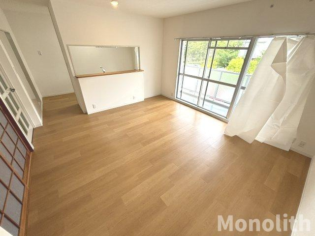 和泉市鶴山台３丁目の賃貸マンションの居間・リビング
