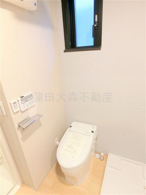 グレースアレイ池上のトイレ|窓と温水洗浄便座付きのタンクレストイレ