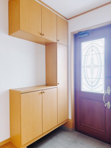 【中古戸建】児玉郡上里町大字七本木の玄関|■玄関｜「玄関から、我が家を心地よく。自然の風や光を感じられる気持ちのいい玄関へ。」永く居心地のいい暮らしを演出する快適性能と安心を両立させたドアを採用しました！