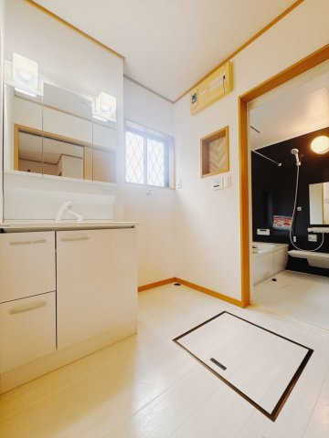 【中古戸建】児玉郡上里町大字七本木の独立洗面台|■洗面室｜朝のお出かけ準備に嬉しい三面鏡。鏡の裏には歯ブラシや整髪料などを収納できるスペースもあるので、いつでもスッキリ片付きます♪