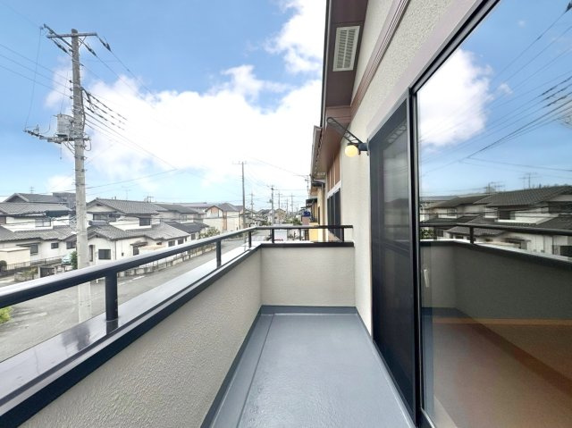 【中古戸建】児玉郡上里町大字七本木のバルコニー|■バルコニー｜あたたかな陽のひかりを浴びることのできるバルコニー。お洗濯物やお布団を干せば、家族みんなが気持ちよく暮らすことができます(*^^*)