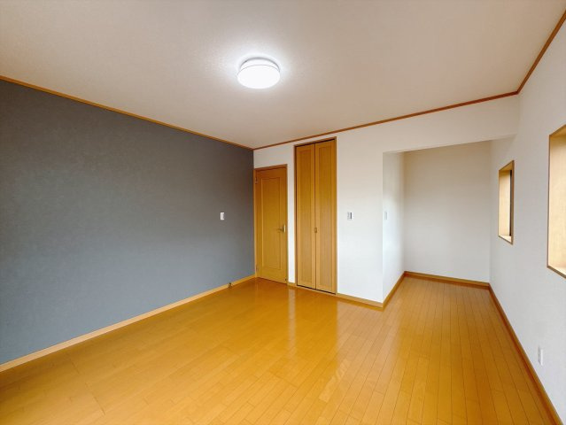 【中古戸建】児玉郡上里町大字七本木の洋室|■2階洋室｜ナチュラルカラーの床です。模様替えなどとても楽しく工夫できます♪陽当たり、風通しもとても良いので毎日快適な生活スタートです！子供部屋にも良いですね♪