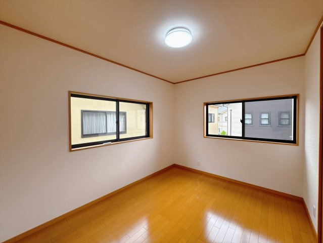 【中古戸建】児玉郡上里町大字七本木の洋室|■2階洋室｜2階洋室には大きな窓をご用意しています。日中はあたたかな日差し差し込み自分時間も充実できますね＾＾