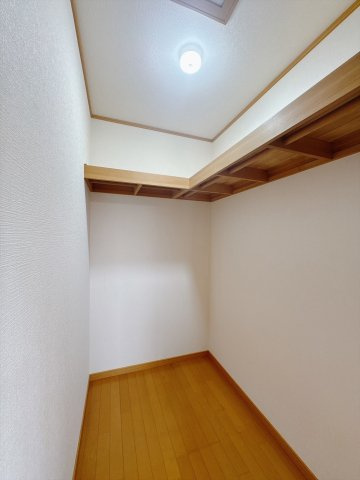 【中古戸建】児玉郡上里町大字七本木の収納|■WIC｜お気に入りのお洋服もシワを作らずきれいに管理ができる夢のウォークインクローゼット！今お使いの収納ケースもスッポリそのまま収まる広さです♪
