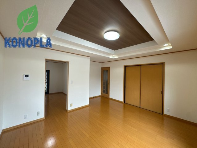 【中古戸建】児玉郡上里町大字七本木の居間・リビング|■リビング｜時の流れと共に陽射しは装いを変え空間に新たな彩りを与えます。一日中家に居ても飽きることなく過ごすことができる素敵な空間です♪