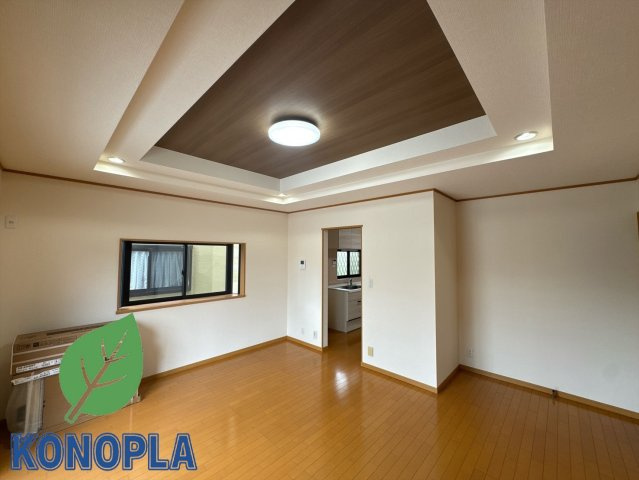 【中古戸建】児玉郡上里町大字七本木の居間・リビング|■リビング｜落ち着きのある表情を見せるリビングダイニング。太陽の光がたっぷり差し込むリビングは、自然とご家族が集まる居心地の良い空間です。