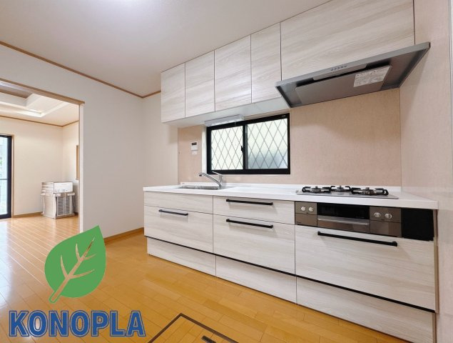 【中古戸建】児玉郡上里町大字七本木のキッチン|■キッチン｜ワークトップの幅が広く、お子様といっしょにお料理をつくったり、ちょっとしたパーティーも楽しめます。フラットなのでお掃除がしやすいのもポイントです♪