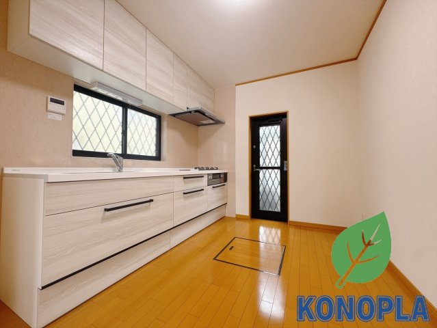 【中古戸建】児玉郡上里町大字七本木のキッチン|■キッチン｜ワークトップ下には、圧力鍋やパスタ鍋などのかさばる調理器具もラクラク収納可能なスライド収納！ものが溢れがちなキッチン回りもスッキリきれいに管理ができます♪