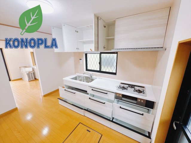 【中古戸建】児玉郡上里町大字七本木のキッチン|■キッチン｜全スライド式収納キッチン。鍋やお皿の出し入れもラクラクです☆また、ワークトップ幅が広く、お子さまと並んで料理ができます♪