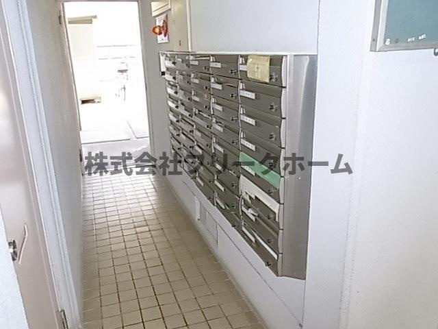 武蔵野市境南町２丁目の賃貸マンションのエントランス