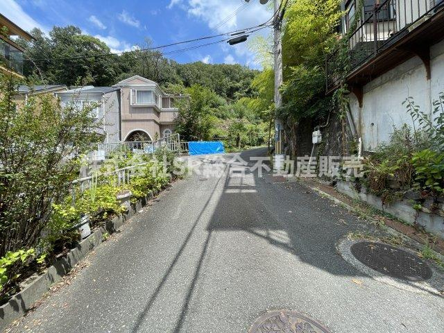 日下町8丁目中古戸建の前面道路含む現地写真|弊社は、工務店と関係強化を徹底し、世界情勢やナフサショックの影響を受けずに材料確保を行い、納期も遅れることがございませんので、心配ご無用です！お気軽にご相談下さい。