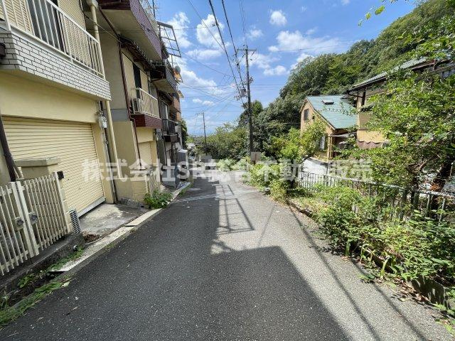 日下町8丁目中古戸建の前面道路含む現地写真|当日予約も大歓迎です！土日祝、雨の日やお子様連れのお客様の送迎も可能ですのでお気になさらずお問合せ下さい。お仕事終わりのお時間にも柔軟に対応致しますのでお気軽にお申し付け下さいませ。