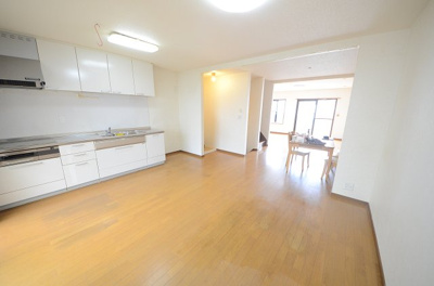 【前面道路含む現地写真】 | 上京区田村備前町　中古戸建 | 南向きの陽当りの良いお家です！
南側は駐車場です。
