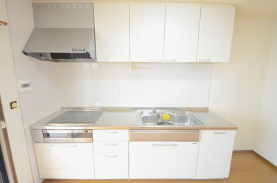 【キッチン】 | 上京区田村備前町　中古戸建 | お掃除ラクラクなフラットIHクッキングヒーター！火を使わないため、暑い夏も快適に調理できます。上下に豊富な収納を備えており、かさばる調理器具や食器もすっきりと収まります。