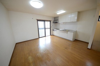 【居間・リビング】 | 上京区田村備前町　中古戸建 | キッチン横にバルコニーがあるため、自然光が入り気持ちよくお料理ができます。バルコニーは、においが気になるゴミ箱を一時的に屋外へ置いておくスペースとしても大活躍。室内をいつでも清潔・すっきりと保てます。