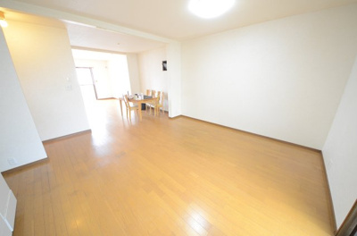 【居間・リビング】 | 上京区田村備前町　中古戸建 | 両面バルコニーのため、陽当たり・通風ともに良好で、明るく開放感あふれる住空間です。