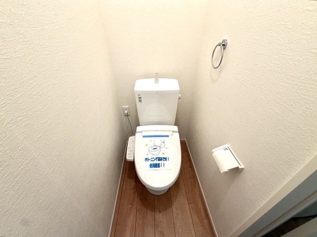 越谷市千間台東１１期　新築戸建のトイレ|清潔感があり落ち着けるトイレ空間。温水洗浄便座付きで毎日快適に使えます。