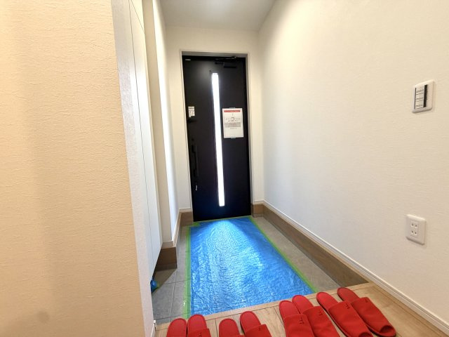 越谷市千間台東１１期　新築戸建の玄関|上品で清潔感のある玄関スペース。ご家族やゲストを温かく迎え入れます。