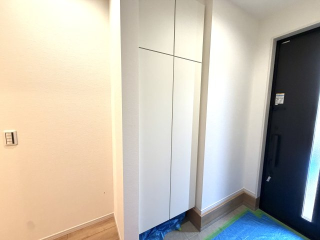 越谷市千間台東１１期　新築戸建の玄関|天井近くまである大容量の靴箱を設置。ご家族全員の靴をたっぷり収納できます。