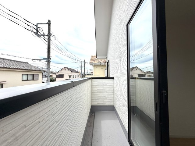 越谷市千間台東１１期　新築戸建のバルコニー|爽やかな風が吹き抜けるバルコニー。観葉植物を置くスペースとしても活用できます。