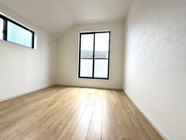 越谷市千間台東１１期　新築戸建の洋室|二面採光で明るい陽光が届く洋室。寝室や子ども部屋など多目的に使えます。