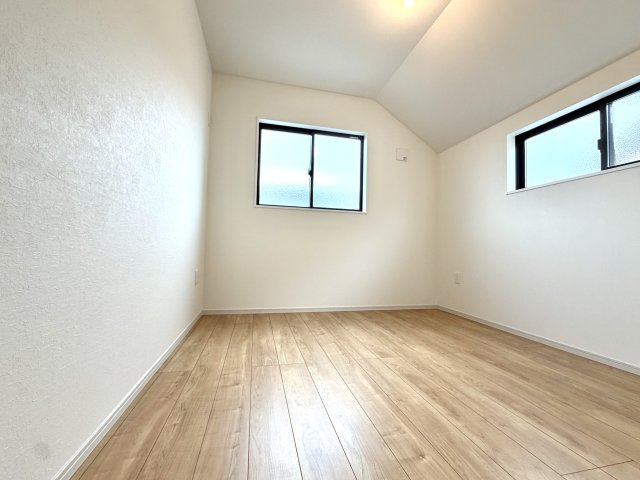 越谷市千間台東１１期　新築戸建の洋室|シンプルで使いやすいデザインの洋室。窓からの風通しも良く爽やかに過ごせます。