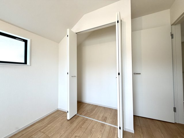 越谷市千間台東１１期　新築戸建の収納|扉が邪魔にならない折れ戸タイプのクローゼット。中の荷物が一目で見渡せて出し入れがスムーズです。