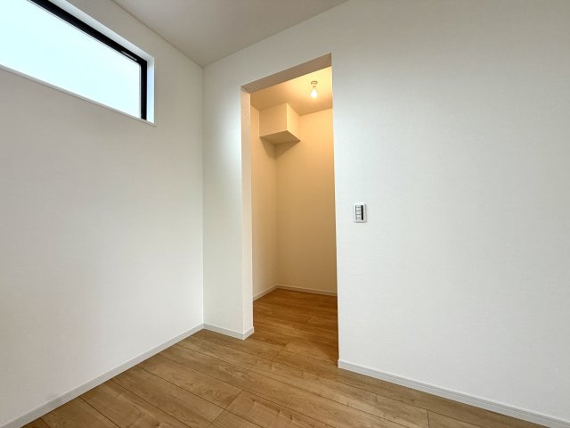 越谷市千間台東１１期　新築戸建の収納|中の荷物が一目で見渡せる使いやすいクローゼット。サッと取り出せるので朝の身支度も時短になります。