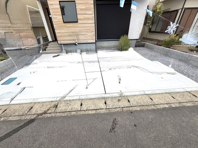 越谷市千間台東１１期　新築戸建の駐車場|並列で2台分の車を停められる広い駐車スペース。ご夫婦での複数台所有や来客時にも大変便利です。