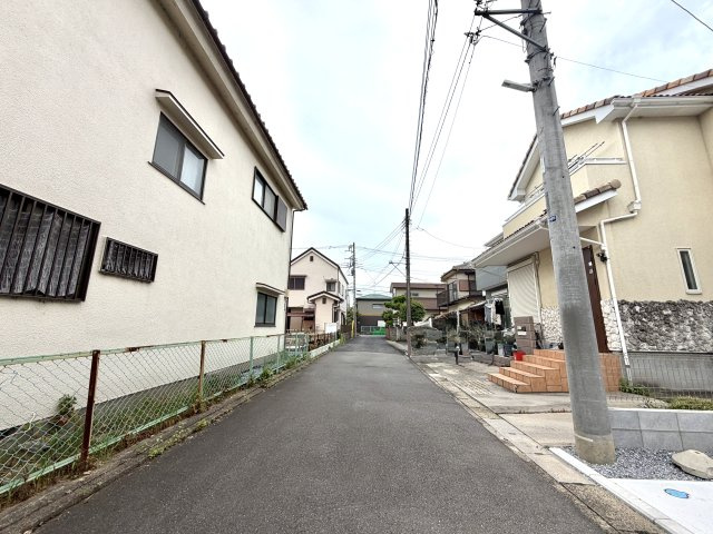 越谷市千間台東１１期　新築戸建の前面道路含む現地写真|前面道路は交通量が少なく静かな環境。お子様やペットの移動も安心です。