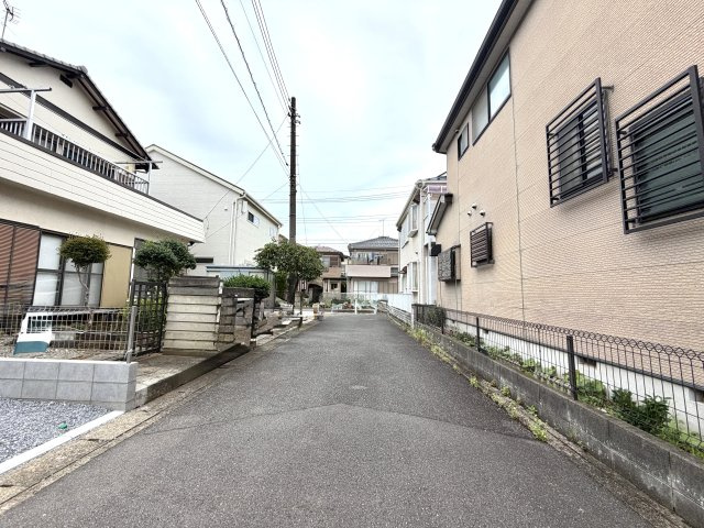 越谷市千間台東１１期　新築戸建の前面道路含む現地写真|見通しが良く整備された前面道路。周辺は落ち着いた住宅街が広がっています。