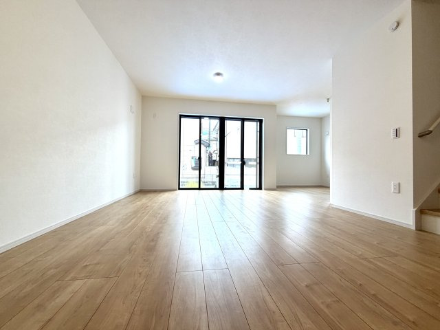 越谷市千間台東１１期　新築戸建の居間・リビング|家族の笑顔が集まる快適なリビング。吹き抜ける風と柔らかな陽光が心地よい空間を演出します。