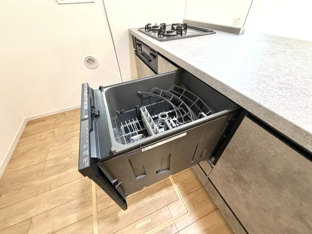 越谷市千間台東１１期　新築戸建のキッチン|食洗器完備で家事効率もアップ。共働きのご家庭にも嬉しい設備が整っています。