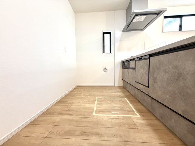 越谷市千間台東１１期　新築戸建のキッチン|背面にゆとりがあり家電も置きやすいキッチンスペース。ゴミ箱や買い置きの保管にも困らない広さです。