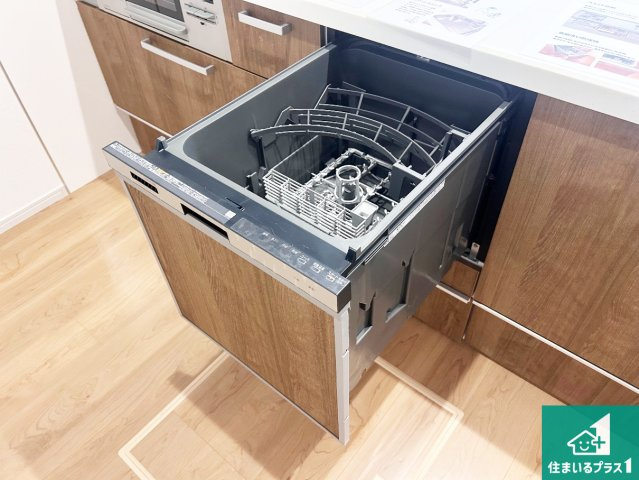 尼崎市東園田町　第1期　新築一戸建ての設備|食事後の一仕事、食器洗いをボタン一つでお任せできちゃいます！場所を取らないビルトイン式なので、お料理スペースもしっかり確保！